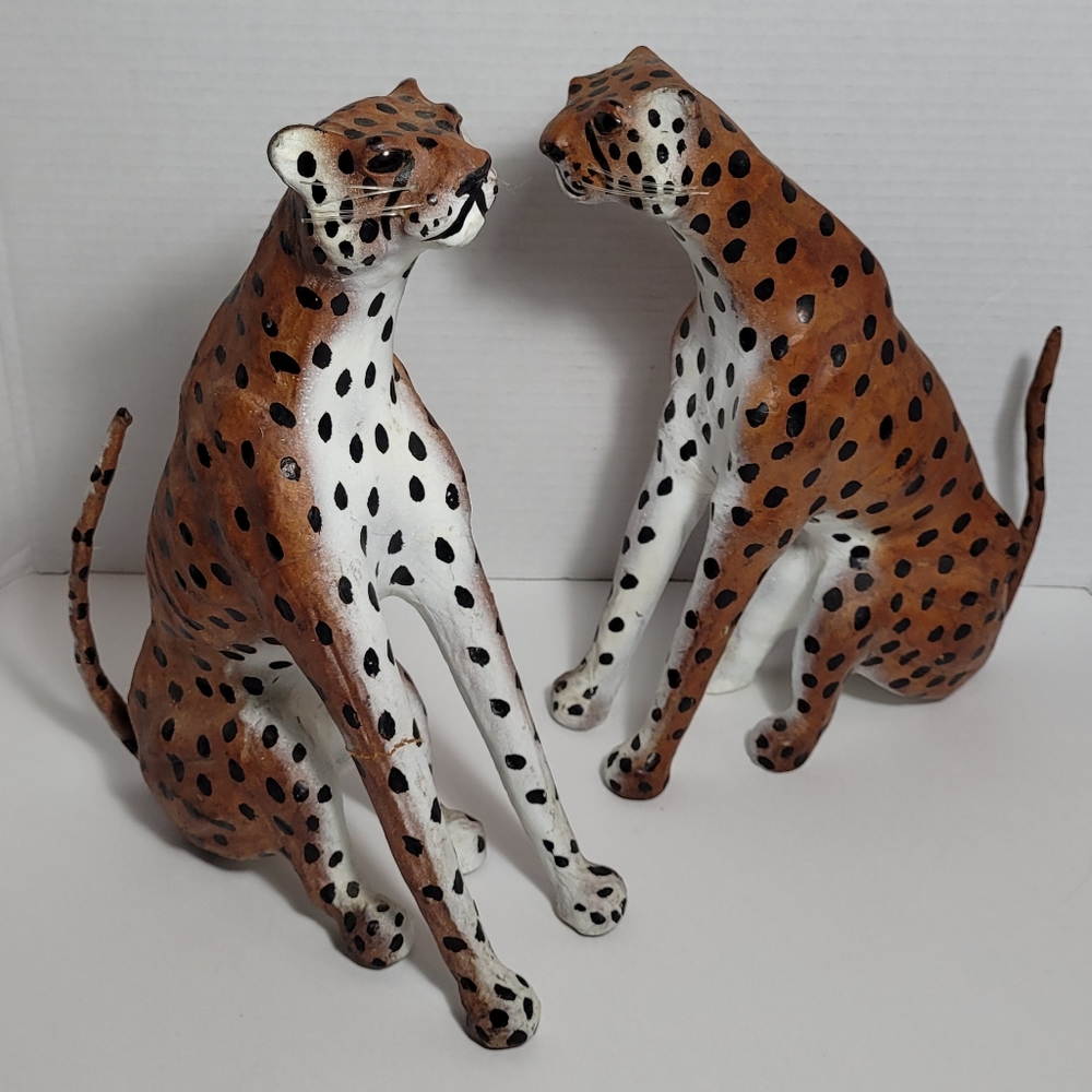 Pair of Regal Cheetah Statues RARE repaired - Picture 10 of 14